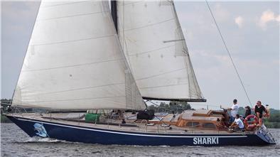 Da segelte sie noch oben: Die „Sharki“ ist in der Nacht zu Mittwoch vor Cuxhaven gesunken ein Schock für Kapitän Cezary Wolski und seine Crew. Ob das Schiff zu retten ist, wissen sie noch nicht.