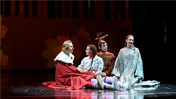 Sie ziehen in die weite Welt hinaus Da sind die Guten des Stückes versammelt: Leon Häder (Königlein, von links), Severine Schabon (Schwesterchen), Richard Feist (Brüderchen), Arina Belanova (Englein)