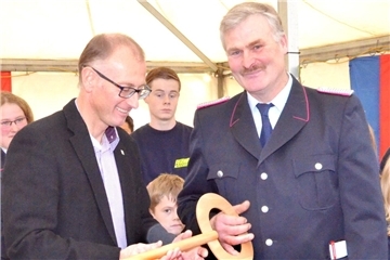 Schlüsselübergabe für das neue Feuerwehrhaus Wiemsdorf.