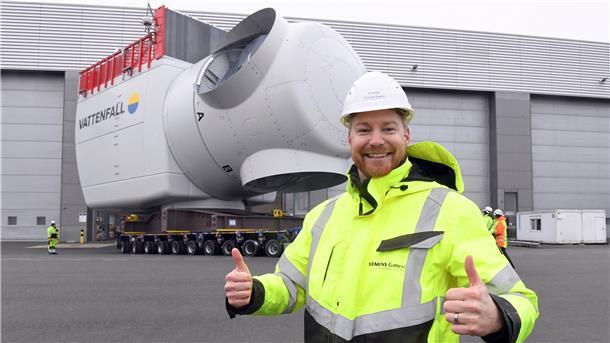 Da strahlt Produktionsleiter Kristoffer Mordhorst: Hinter ihm rollt gerade die erste 11-MW-Offshore-Windkraftanlage der neuen Produktionslinie aus der Werkshalle ins Freie.