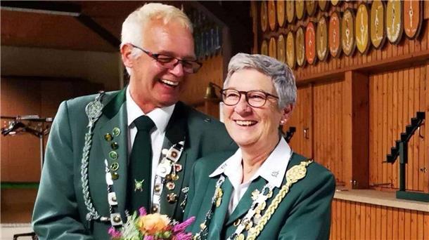  Ilka und Jürgen Wegner sind das zweite Ehepaar in 116 Jahren Schützenverein Loxstedt, das gemeinsam Kaiserin und Kaiser geworden ist.