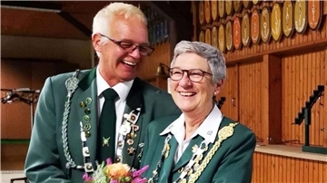  Ilka und Jürgen Wegner sind das zweite Ehepaar in 116 Jahren Schützenverein Loxstedt, das gemeinsam Kaiserin und Kaiser geworden ist.