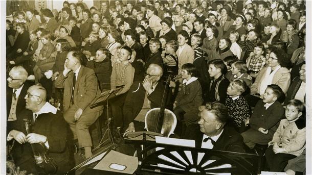 Advent und Weihnachten sind ohne Feiern nur halb so schön Da war Musik drin: Die Weihnachtsfeier der Metallwerke am 23. Dezember 1960. Am Klavier Herr Bultmann.