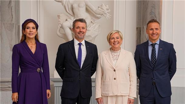 Dänemarks Königspaar Frederik und Mary (links) sowie Islands Präsidentin Halla Tómasdóttir und ihr Mann Björn Skúlason zählen zu den Spitzengäste beim Botschaftsjubiläum in Berlin.