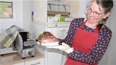 Dagmar Diers mit Schinken vom Bunten Bentheimer Schwein: Mit dem Fleisch dieser alten Tierrasse hat sich der Hofladen einen Namen gemacht.