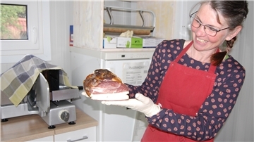 Dagmar Diers mit Schinken vom Bunten Bentheimer Schwein: Mit dem Fleisch dieser alten Tierrasse hat sich der Hofladen einen Namen gemacht.