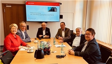 Dagmar Froelich (von links) und Oliver Lemke von der Agentur für Arbeit, Bürgermeister Michael Hannebacher, Erster Stadtrat Thorsten Küver, Uwe Matthias (CDU) und Doris Brandt (SPD) diskutierten im Bremervörder Rathaus über die Zukunft des Bremervörder Standortes der Arbeitsagentur.