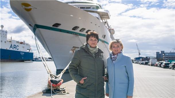 Mit dem Schiffshorn kam auch das Fernweh  Dagmar Riepenhusen (links) und ihre Schwester Maike Wrieden