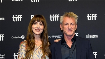 Dakota Johnson und Sean Penn stellen „Daddio“ beim Filmfestival in Toronto vor.