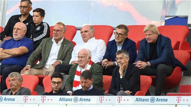 Damals noch gemeinsam auf der Tribüne: Uli Hoeneß (3.v.l.) und Oliver Kahn (r).