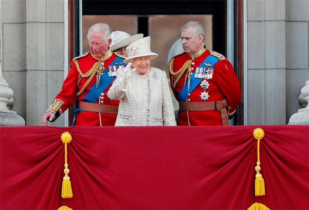 Damals war er noch Herzog von York: Andrew (rechts) mit seiner inzwischen verstorbenen Mutter, der Königin Elizabeth II., und seinem Bruder Charles. (Archivbild)