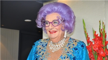 Dame Edna (Barry Humphries) ist Kult.