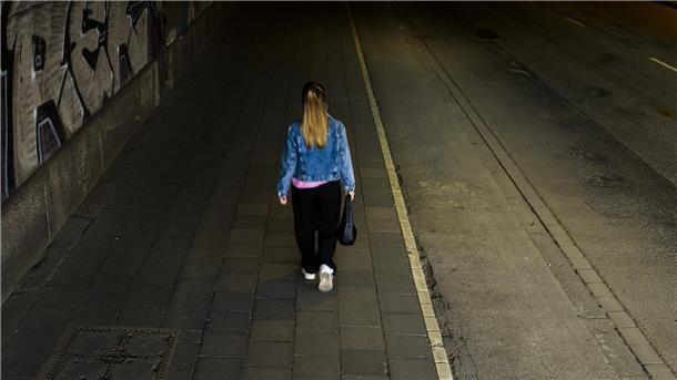 Damit Frauen auf dem Heimweg zum Beispiel nach einer Feier keine Angst haben müssen, fordert die FDP-Bürgerschaftsfraktion jetzt eine besondere, lokale Begleit-App. 