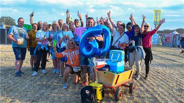 Damit hat der Sittenser Jens Markus nicht gerechnet: Auf dem Hurricane wurde Geburtstag gefeiert.