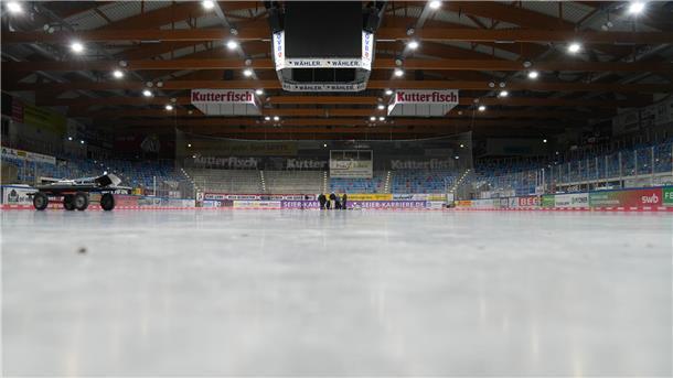 Damit in der Eisarena an der beschädigten Leitung gearbeitet werden konnte, musste zunächst das Eis weg. Nun soll es langsam wieder losgehen.