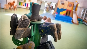 Damit pädagogische Fachkräfte in Kitas arbeiten können, werden deren Kinder bei der Vergabe von Kita-Plätzen in der Stadt Bremen künftig bevorzugt. (Archivbild)