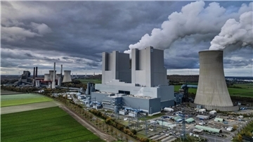 Dampf steigt aus dem RWE-Braunkohlekraftwerk Neurath. Das von RWE betriebene Kraftwerk gilt als das grüßte Braunkohlekraftwerk in Deutschland.