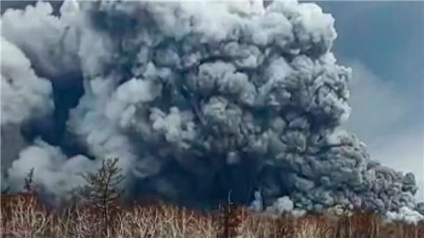 Vulkanologe: Stärkster Ascheregen auf Kamtschatka seit 1964 Dampf und Asche sind während des Ausbruchs des Vulkans Schiwelutsch zu sehen.
