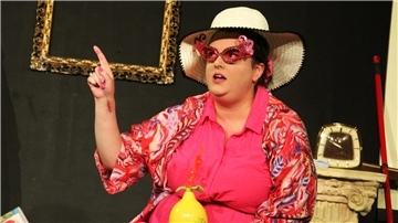 Dana Bong begeisterte mit ihrem Stück „Nachtschattengeflüster“ im Piccolo Teatro.