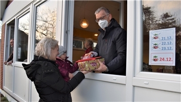 Geschenke-Ausgabe durchs geöffnete Fenster im Evangelischen Gemeindezentrum Bederkesa.