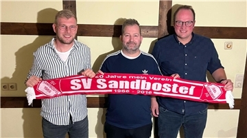 Daniel Ariens (Mitte) kehrt nach zwei Jahren Pause auf die Trainerbank zurück. Sandbostels Fußball-Obmann Hendrik Schnackenberg (rechts) und sein Co Arndt Dreyer freuen sich über die Zusage.