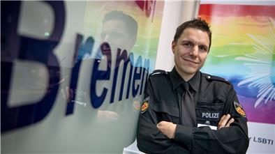 Daniel Blida ist Ansprechpartner für Lesben, Schwule, Bisexuelle, Trans- und Interpersonen bei der Bremer Polizei.