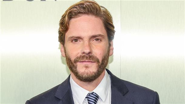 Daniel Brühl kann nicht fassen, dass sein Film „Im Westen nichts Neues“ bei den Oscars nominiert ist.