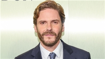 Daniel Brühl kann nicht fassen, dass sein Film „Im Westen nichts Neues“ bei den Oscars nominiert ist.