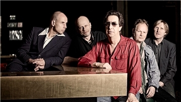 Daniel Cordes (l-r), Burghard Rausch,  Michael Hoenig, Gustl Lütjens und Lutz „Lüül“ Graf-Ulbrich von der Band Agitation Free haben ein neues Album.
