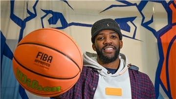 Ein Basketballspieler mit einem Ball in der Hand.