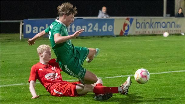 Daniel Holsten (grünes Trikot) erzielte in Ritterhude den wichtigen Treffer für den Heeslinger SC II.