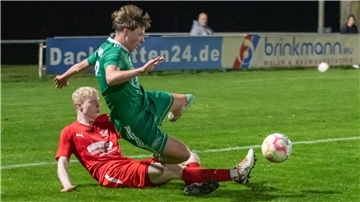 Daniel Holsten (grünes Trikot) erzielte in Ritterhude den wichtigen Treffer für den Heeslinger SC II.
