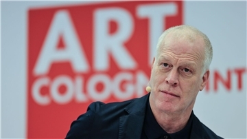 Daniel Hug ist Direktor der Art Cologne. Sie ist die älteste Kunstmesse der Welt und gilt als größte deutsche Kunstmesse.