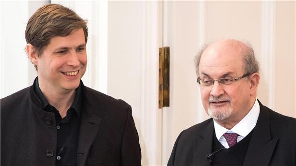 Daniel Kehlmann hält Laudatio auf Salman Rushdie Daniel Kehlmann (l) und Salman Rushdie im Jahr 2017 in Berlin.