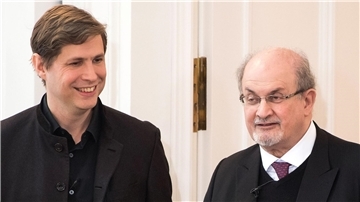 Daniel Kehlmann (l) und Salman Rushdie im Jahr 2017 in Berlin.