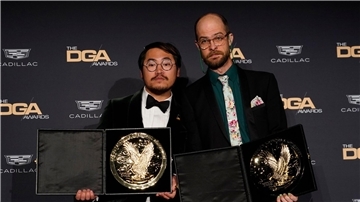 Daniel Kwan (l), und Daniel Scheinert, beide Drehbuchautor und Filmregisseur aus den USA, konnten mit „Everything Everywhere All at Once“ bereits mehrere Preise einheimsen.