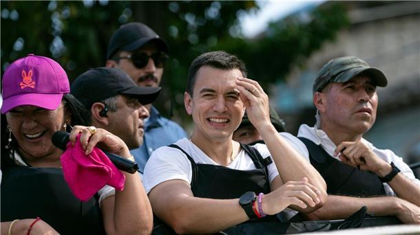 Ecuador: 35-jähriger Noboa gewinnt Wahl Daniel Noboa (M) gilt als Mitte-Rechts-Politiker.