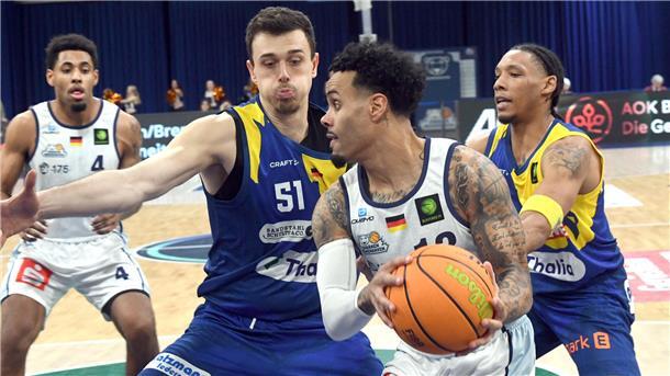 Eisbären feiern Heimsieg gegen Phoenix Hagen Basketballer in Aktion