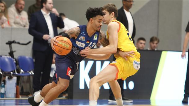 Daniel Norl (links) konnte in Hagen wieder für die Eisbären spielen, setzte aber kaum Impulse.