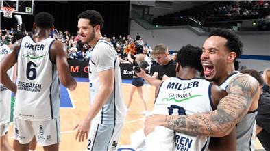 Jubelnde Basketballspieler der Eisbären Bremerhaven