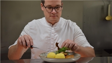 Daniel Scheffel steht am Pass und bereitet ein Entengericht zu. 