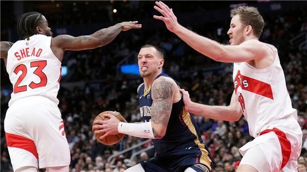 Wechsel perfekt: Schröder nun für Detroit - Pech für Theis Daniel Theis (M) soll die Oklahoma City Thunder offenbar sofort wieder verlassen.