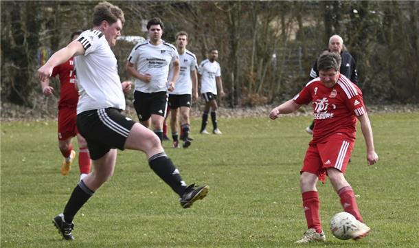 3. Kreisklasse: Hesedorf III fährt Last-Minute-Sieg gegen SV Ippensen II ein Daniel Tiedemann avancierte beim 2:1 des MTV Hesedorf III gegen den SV Ippensen II zum Matchwinner. Hier zieht er in der Nachspielzeit ab und markiert mit seinem zweiten Treffer den Endstand.