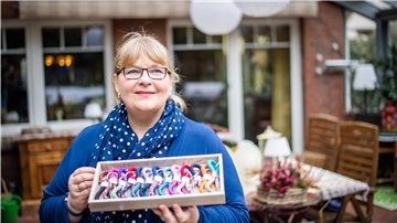 Daniela Fahr (53) aus Bad Bederkesa macht ihr Hobby zum Beruf und stellt in kreativer Handarbeit Hundeleinen, Schlüsselanhänger und Armbänder aus Segeltau her.