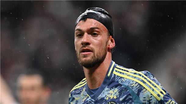 Daniele Rugani bedeckte seine Platzwunde zunächst mit einer Badekappe.