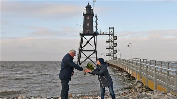Dank an die Botschafterin des Wahrzeichens: Mit Abstand überreichte Hanno Fischer vom Vorstand des Fördervereins der langjährigen Gästeführerin Heike Grotheer einen Blumenstrauß. Bei 3620 Führungen mit 50.382 Besuchern sei Grotheer bisher im Einsatz gewesen. 