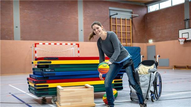 Lehrerin im Rollstuhl unterrichtet Grundschüler im Sport Dank einer computergesteuerten Gelenkorthese kann Sina Wiedemeier kurze Strecken gehen.