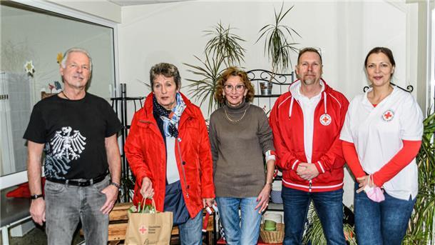 Dank und Glückwunsch für Wiederholungs- und Jubiläumsspender von links: Mario Wetjen (100), Renate Bialke (129), Waltraud Dezelske (132), Olaf Fein (Vorsitzender des DRK Spaden) und Maya Meyer (50).