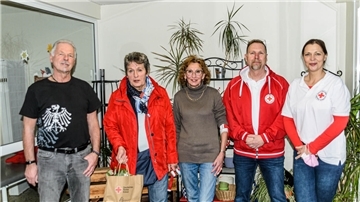 Dank und Glückwunsch für Wiederholungs- und Jubiläumsspender von links: Mario Wetjen (100), Renate Bialke (129), Waltraud Dezelske (132), Olaf Fein (Vorsitzender des DRK Spaden) und Maya Meyer (50).