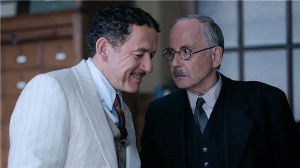 Danny Boon (l) als Palmarede und Fabrice Luchini als Richter Rabusset in einer Szene des Films „Mein fabelhaftes Verbrechen“.